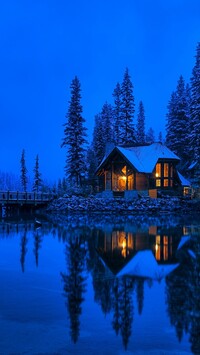 Dom na brzegu jeziora Emerald Lake nocą