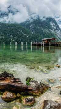 Dom na pomoście na górskim jeziorze Obersee