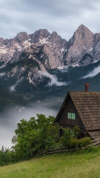 Dom na wzgórzu na tle Alp Julijskich