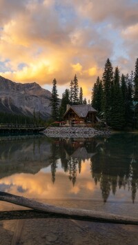 Dom nad jeziorem Emerald Lake