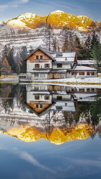 Dom nad jeziorem Nambino w Dolomitach Brenty
