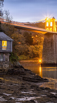 Dom obok mostu Menai Suspension Bridge