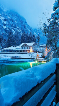 Dom w Alpach zimową porą