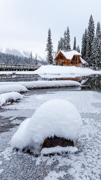 Domek nad jeziorem Emerald Lake