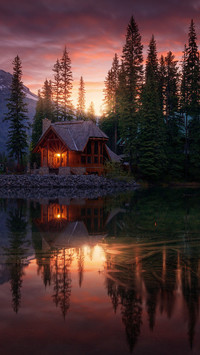 Domek w górach nad jeziorem w Kanadzie
