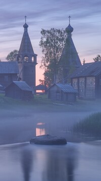 Domki i cerkiew we mgle