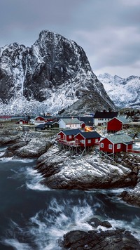 Domki na skalistym wybrzeżu Norwegii