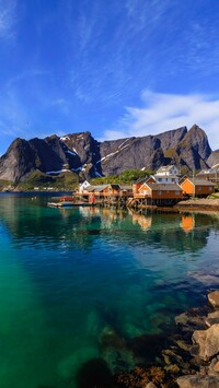 Domy i góry na norweskich Lofotach