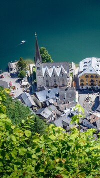 Domy i kościół nad jeziorem Hallstattersee