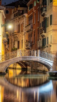 Domy i most nad kanałem w Wenecji