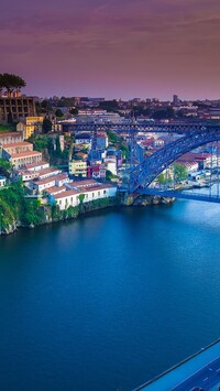 Domy i most nad rzeką Duero w Porto