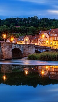 Domy i most nad rzeką Werra River nocą