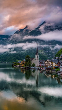 Domy i zamglone góry nad jeziorem Hallstattersee