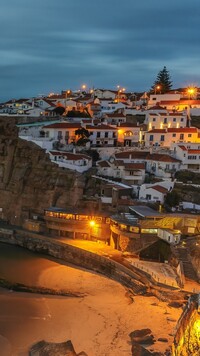 Domy na klifie w Azenhas do Mar nocą