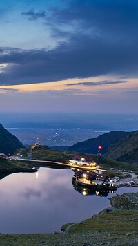 Domy nad jeziorem Balea Lake i góry Fogaraskie