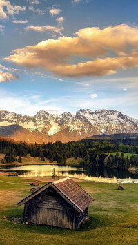 Domy nad jeziorem Geroldsee i góry Karawendel