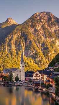 Domy nad jeziorem Hallstattersee