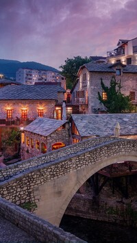 Domy przy moście w mieście Mostar