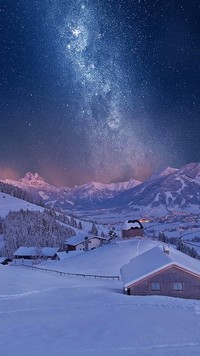 Domy w górach zimową nocą