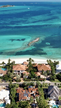 Domy w Nassau nad Oceanem Atlantyckim na Bahamach