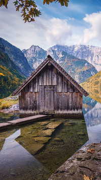 Drewniana szopa na jeziorze Obersee