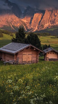 Drewniane domki w dolinie Val Gardena