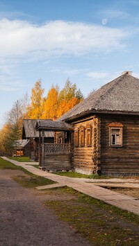 Drewniane domy przy drodze