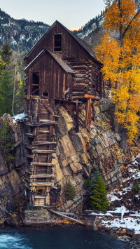 Drewniany młyn Crystal Mill na skałach