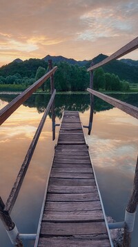 Drewniany pomost nad Jeziorem Szkoderskim w Czarnogórze