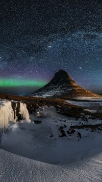 Droga Mleczna nad szczytem Kirkjufell w Islandii