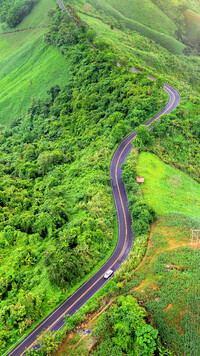 Droga na zielonych wzgórzach