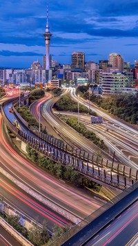 Drogi prowadzące do wieży Sky Tower w Auckland