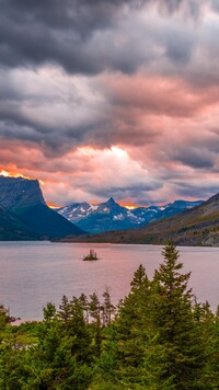 Drzewa na jeziorem Saint Mary Lake