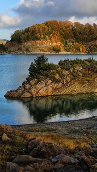 Drzewa na skałach nad jeziorem Aoos Lake