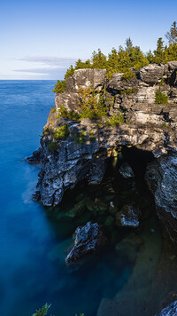 Drzewa na skałach nad jeziorem Huron Lake