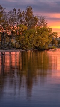 Drzewa nad jeziorem Lake Chatfield o wschodzie słońca