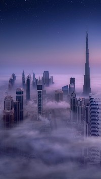 Dubaj z drapaczami chmur we mgle