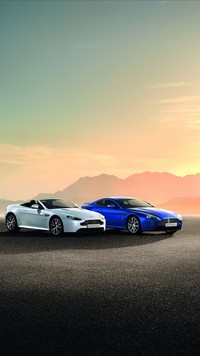Dwa samochody Aston Martin