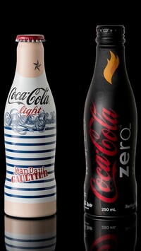 Dwie butelki Coca-Coli