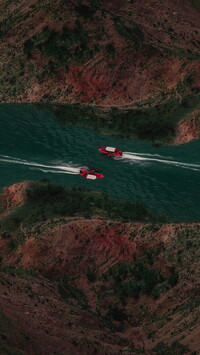 Dwie czerwone łódki na rzece