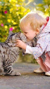 Dziecko całujące kota