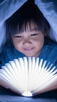 Dziecko z rozświetloną książką