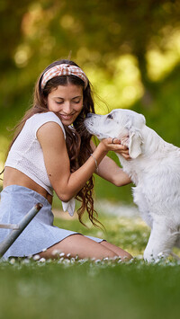 Dziewczyna i golden retriever