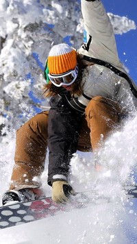 Dziewczyna na desce snowboardowej