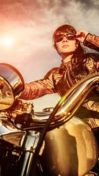 Dziewczyna na motorze