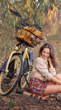 Dziewczyna obok roweru