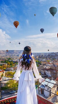 Dziewczyna patrząca na balony nad Kapadocją