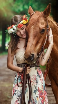 Dziewczyna w wianku z koniem