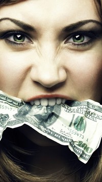 Dziewczyna z banknotem w ustach