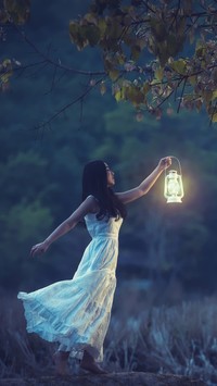 Dziewczyna z lampionem